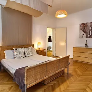 Apartment State Opera Alley, Vienna